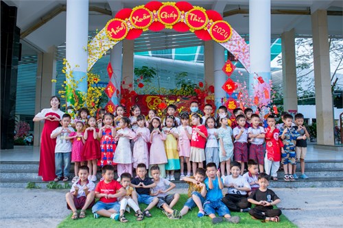 Hòa sắc xuân cùng tiểu cảnh trong khuôn viên trường